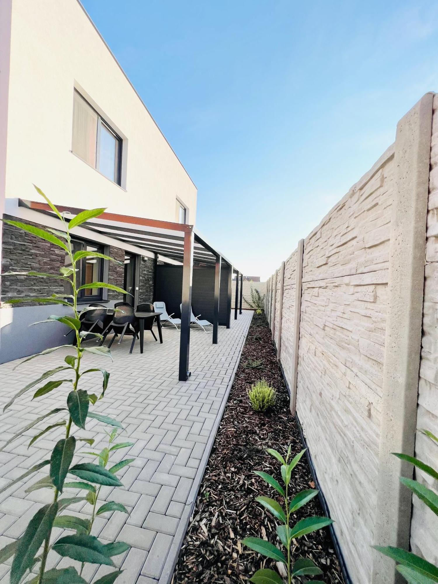 Nesvady Apartmany Catalina מראה חיצוני תמונה